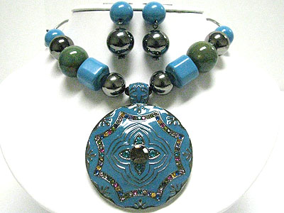 Multi color crystal deco round eameled metal pendant and beads necklace set