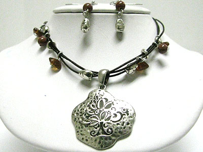 Free shape metal pendant and beads dangle necklace set