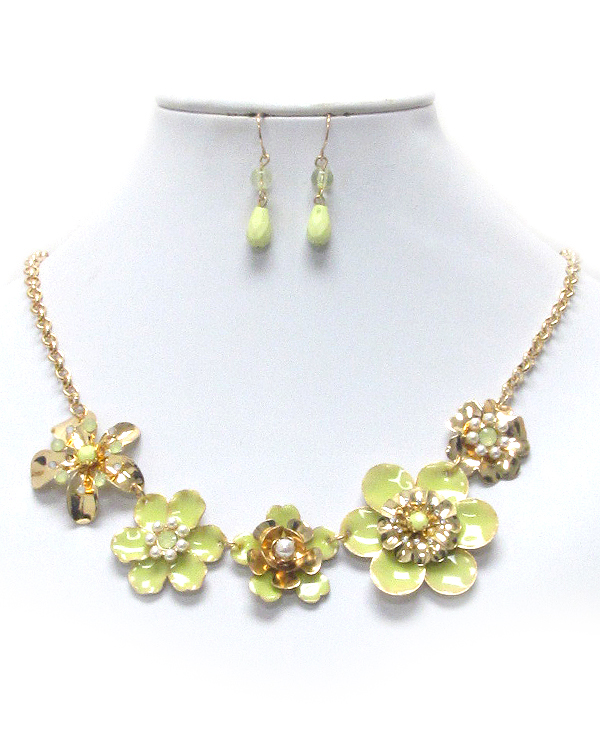 CRYSTAL AND PEARL CENTER METAL EPOXY MULTI FLOWER LINK NECKLACE EARRING SET