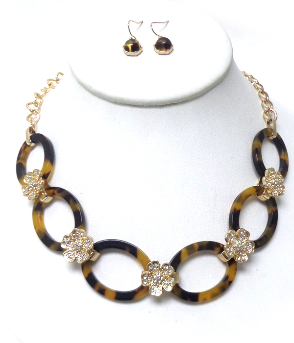 Linked circles with flower necklace set