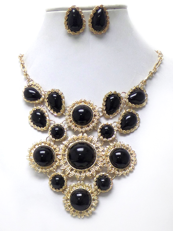 Linked pearls with texture metal border necklace set 