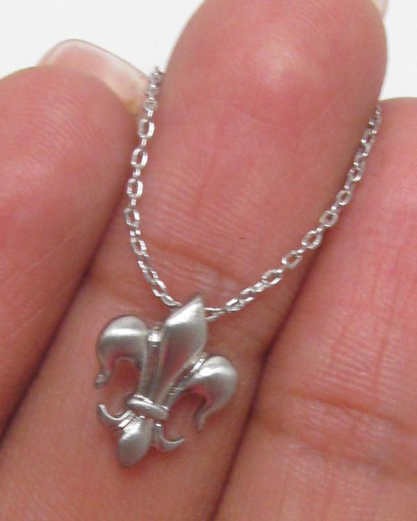 Fleur de lis mini pendant necklace