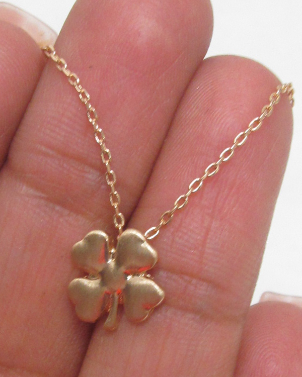 Clover mini pendant necklace