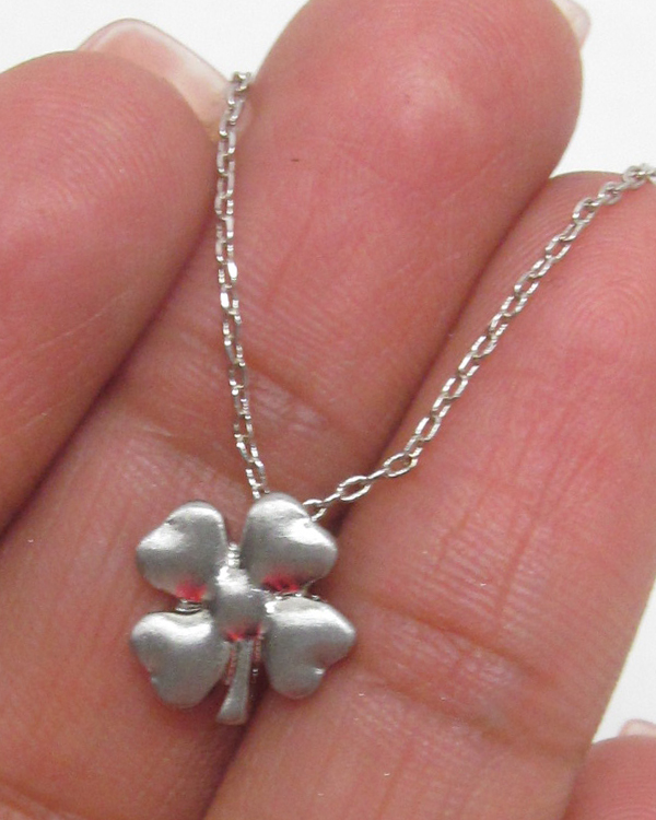 Clover mini pendant necklace