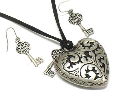 METAL FILIGREE PUFFY HEART AND KEY CHARM SUEDE CORD NECKLACE AND EARRING SET