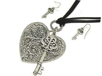 BURNISH METALFILIGREE HEART DISK AND CRYSTAL DECO KEY SUEDE NECKLACE AND EARRING SET 
