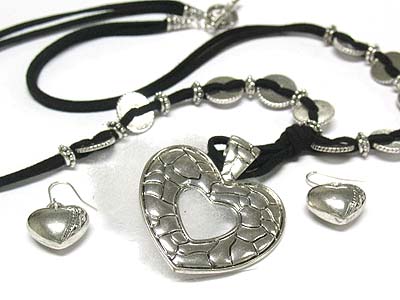 FILIGREE METAL HEART AND SMALL ROUND DISK THREAD SUEDE NECKLACE AND EARRING SET