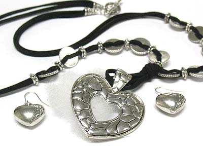 Filigree metal heart and small round disk thread suede necklace and earring set