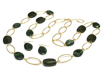 Natural look acrylic bead and metal oval ring link necklace set