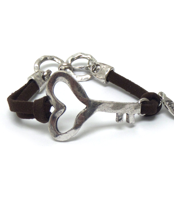 Hammered metal heart toggle bracelet