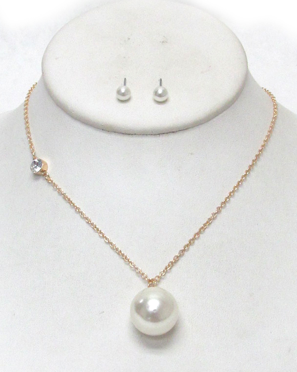 Simple pearl and side crystal necklace set