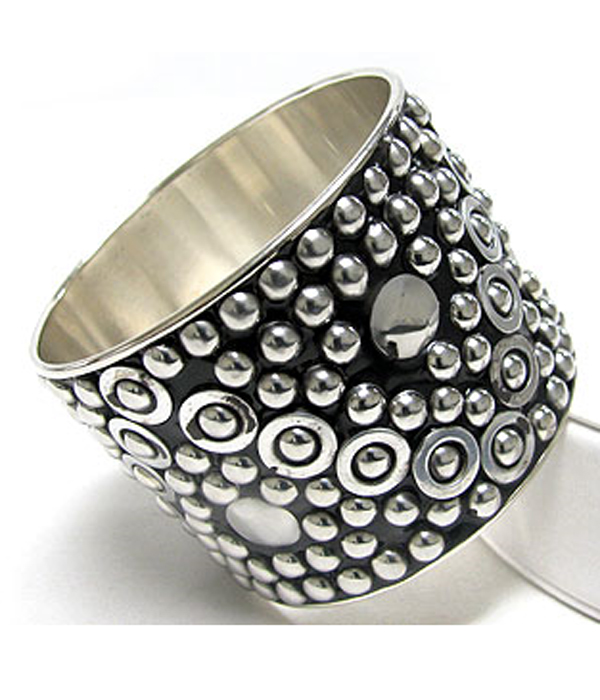 Metal stud metal bangle