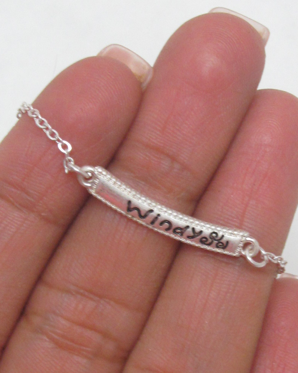 Windy plate pendant necklace