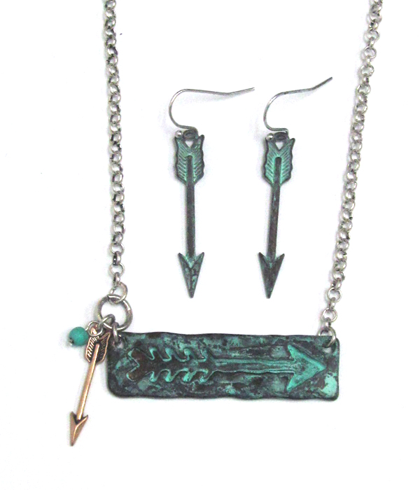 Metal cutout arrow necklace set