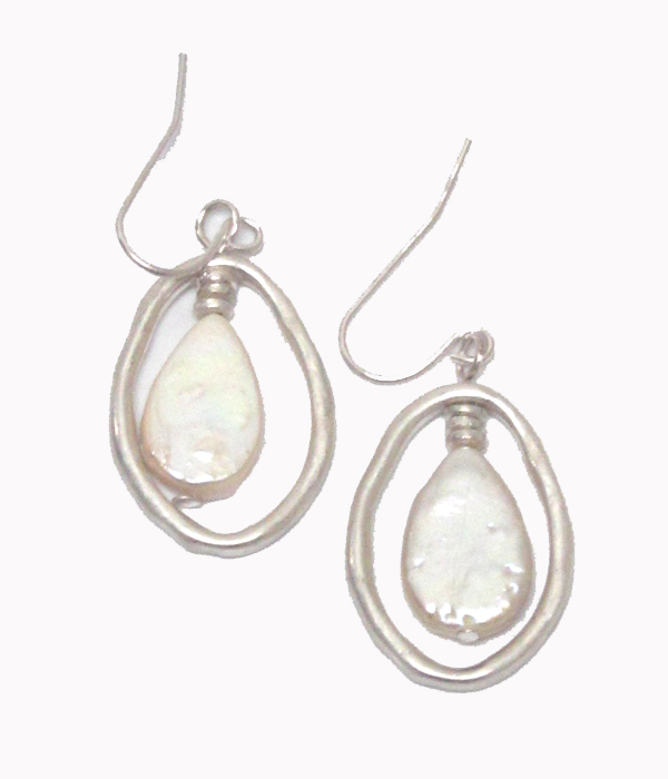 Shell and hoop drop earring