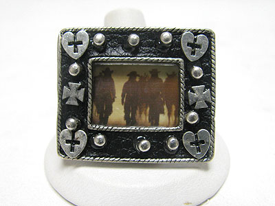 Patina style metal picture frame stretch ring