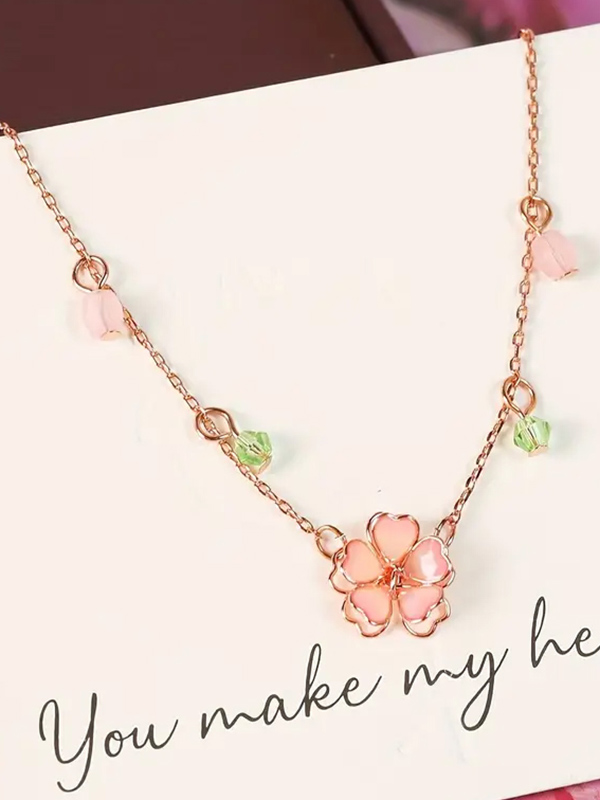 Flower pendant necklace