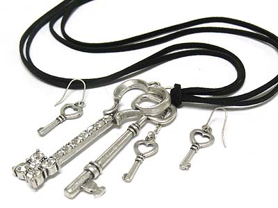 MULTI CRYSTAL KEYS PEANDANT AND SUEDE CORD NECKLACE AND EARRING SET