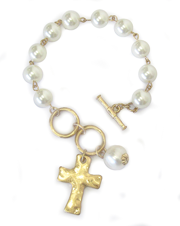 Hammered cross and pearl toggle bracelet