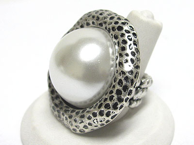Glass round pearl burnish metal stretch ring