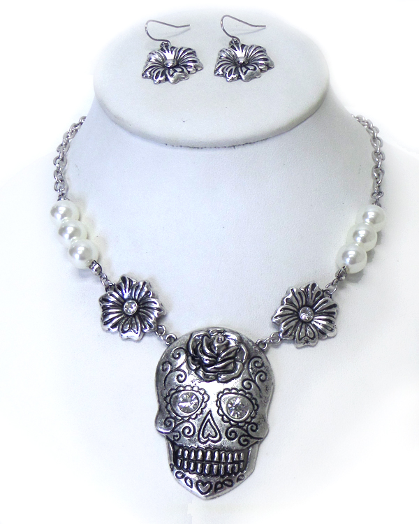 Flower with pearls and metal sugar skull necklace set