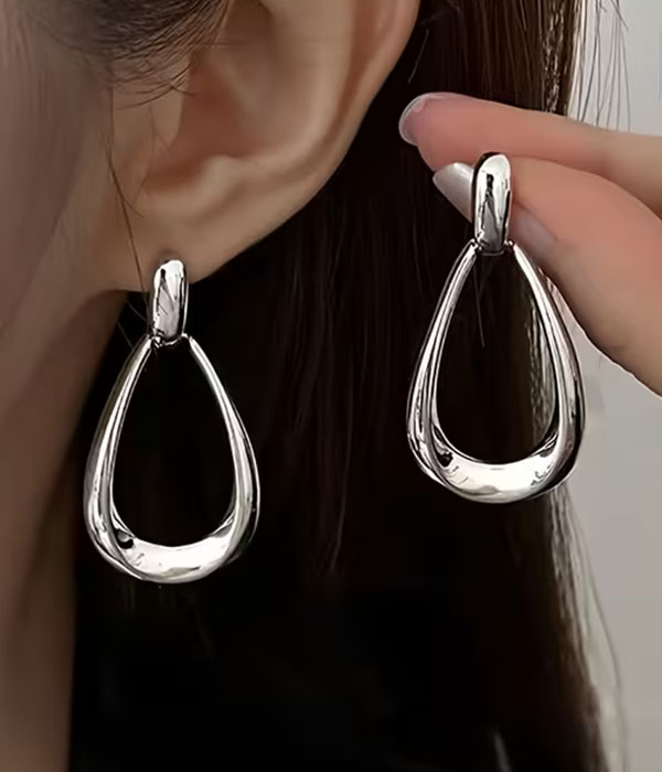 Metal teardrop earring