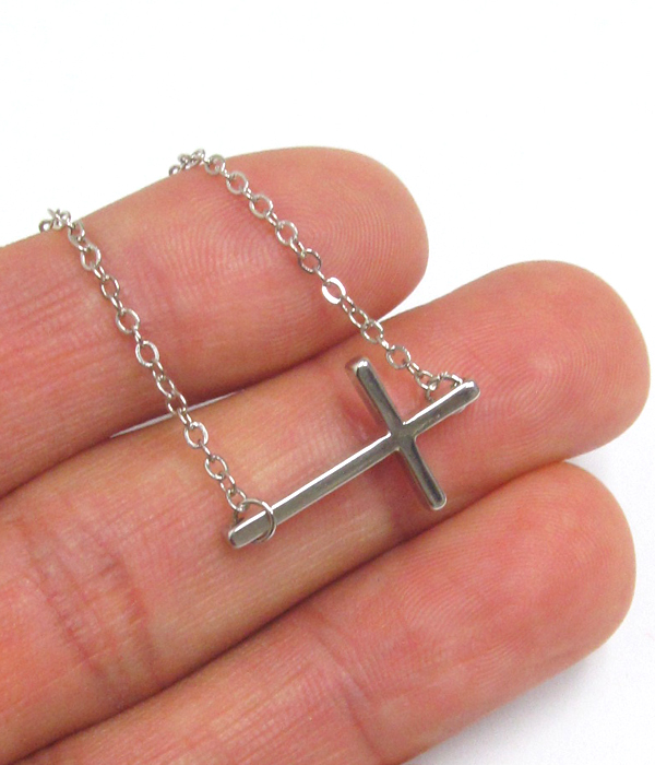 Side cross necklace