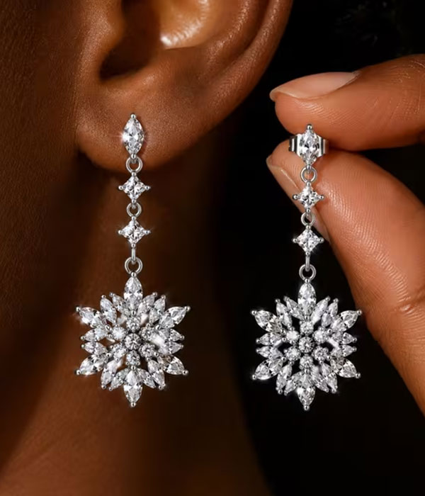 Christmas theme snowflake earring