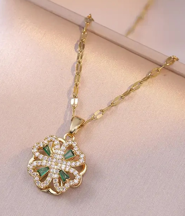 Clover pendant necklace