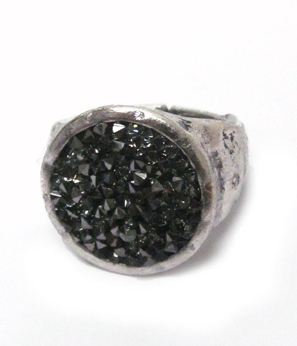 Druzy with metal borders stretch ring