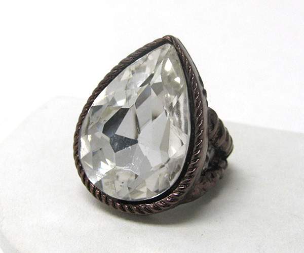 Facet glass tear drop stretch ring