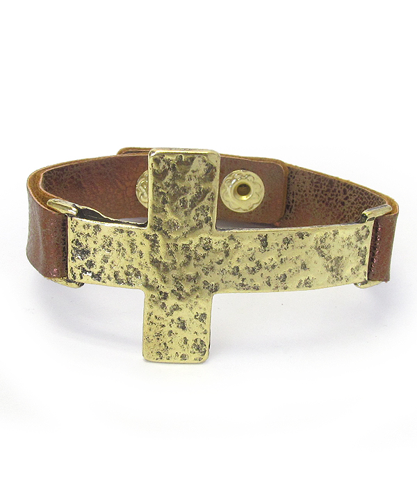 HAMMERED CROSS AND LEATHER BAND BRACELET