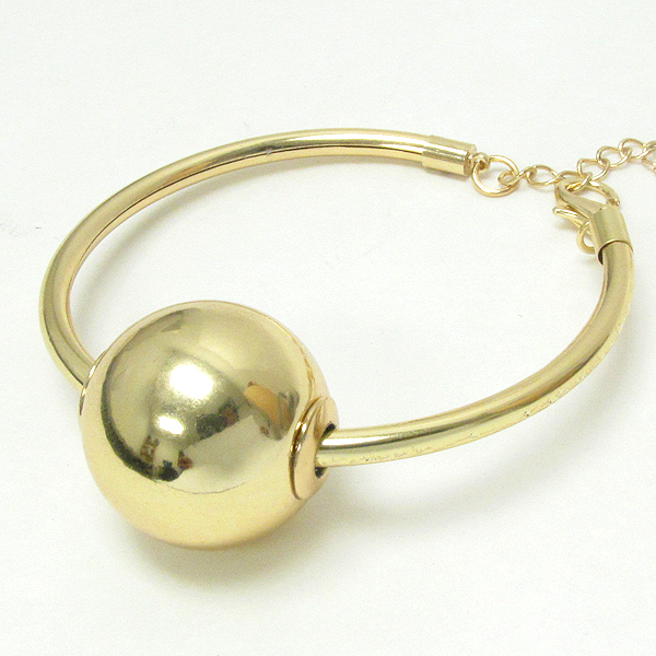 Metalic ball and wire bracelet