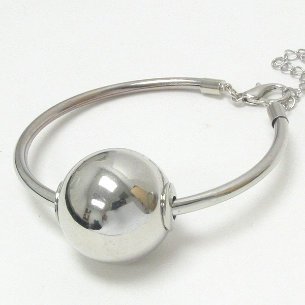 Metalic ball and wire bracelet