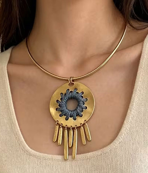 Metal disc and bar drop pendant choker necklace