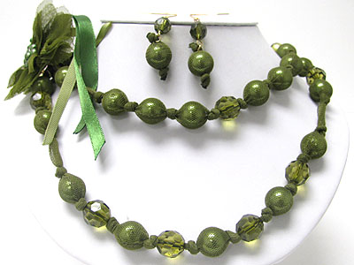 Fabric mesh wrapped mixed beads and ribbon necklace set