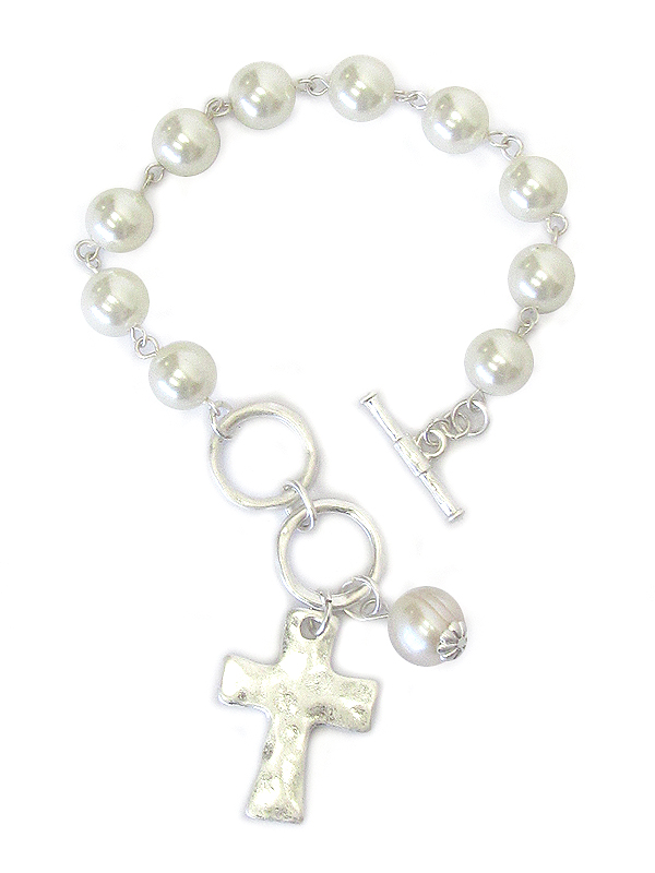 Hammered cross and pearl toggle bracelet