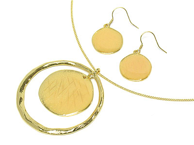 Hammered ring and epoxy disk necklace and earring set