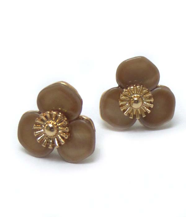 SHELL FLOWER STUD EARRINGS