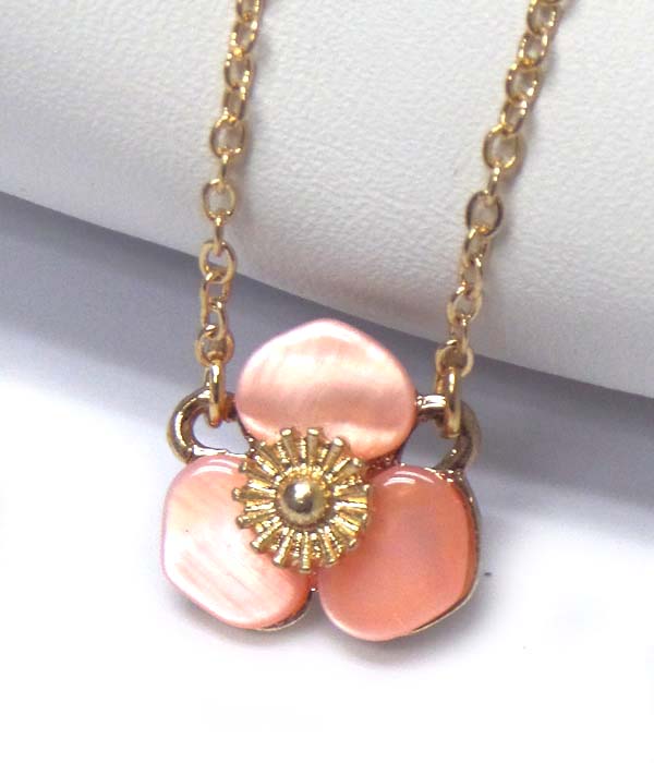 Single flower shell necklace