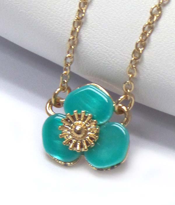 Single flower shell necklace