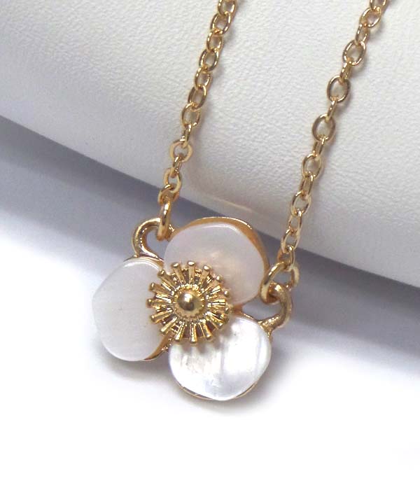 Single flower shell necklace